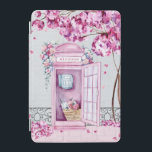 Cubierta De iPad Mini Cabina de teléfono floral rosa personalizada<br><div class="desc">Esta hermosa cubierta del iPad incluye una cabina de teléfono rosa adornada con flores y un árbol cercano lanzando flores rosas en el suelo. Puedes personalizar con tu nombre.</div>