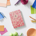Cubierta De iPad Mini Corazones de doodle rosados modernos monogramados<br><div class="desc">El diseño presenta un monograma y un nombre con un lindo patrón de fondo de corazones de doodle rosado. Inserte fácilmente las iniciales y el nombre. Un regalo personalizado ideal para todas las ocasiones, como volver a la escuela, la oficina del hogar, el cumpleaños, el Día de la Madre, el...</div>