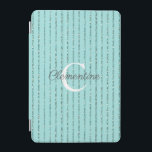 Cubierta De iPad Mini Divertido Verde azulado Turquesa Azul Purpurina Ba<br><div class="desc">Fundición Verde azulada Bandas Purpurina azul turquesa Azul Bandas Monograma con franjas purpurinas de imitación azul verde azulado y espacio para su monograma y nombre personalizado. Fácil de personalizar con texto, fuentes y colores. Creado por el diseñador Zazzle pro BK Thompson © exclusivamente para Cedar y String; por favor contáctenos...</div>