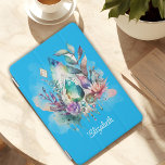Cubierta De iPad Mini Dreamy Boho Crystals Dreamcatcher Aqua<br><div class="desc">Esta cubierta de ensueño boho iPad cuenta con un gran cristal en forma de lágrima con una hermosa mezcla de colores aguamarina y turquesa. Delicada follaje, cristales colgados y un captador de ensueño en un fondo acuático protegen tu iPad con un toque mágico. Personalizada con tu nombre, esta encantadora cubierta...</div>