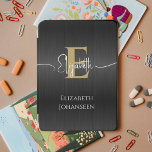 Cubierta De iPad Mini Elegante Black Brushed Metalizado Gold Monograma d<br><div class="desc">Eleva tu iPad Air con nuestra elegante funda de aire estilo iPad Metalizado Monograma de oro trendy cepillado negro! Esta cubierta, elaborada a partir de un metalizado chillón negro y elegante, rebosa de sofisticación moderna. Personalízalo con tu monograma en negrita y el nombre de tu guión en elegante tipografía blanca,...</div>