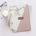 Cubierta De iPad Mini Faux Rubor Pink Leather Marble<br><div class="desc">Fabulosamente falso mármol y efecto de cuero rosa rubor con un plato metálico dorado subió para sus iniciales. Tenga en cuenta que este es un efecto impreso - no se dañaron ni vacas rosadas ni cristales de mármol en proceso de preparación</div>