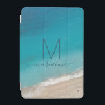 Cubierta De iPad Mini Foto de playa Olas turquesas del océano personaliz<br><div class="desc">Océano turquesa y suaves olas en una suave orilla de arena con un moderno guión de caligrafía inicial y nombre personalizado en la parte delantera de una manga portátil disponible para proteger varios tamaños de computadora diferentes. Haga clic en 'personalizar más adelante' para editar la plantilla y cambiar los tipos...</div>