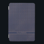 Cubierta De iPad Mini Geométrica de la Marina de Giro y el Relieve metal<br><div class="desc">Portada geométrica de la Marina Girona y Relieve metalizado dorado Rosa Hexagon con elegante fondo azul oscuro y espacio para su nombre u otro texto personalizado. Fácil de personalizar con texto, fuentes y colores. Creado por el diseñador Zazzle pro BK Thompson © exclusivamente para Cedar y String; por favor contáctenos...</div>