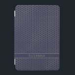 Cubierta De iPad Mini Geométrica de la Marina de Giro y el Relieve metal<br><div class="desc">Portada geométrica de la Marina Girona y Relieve metalizado dorado Rosa Hexagon con elegante fondo azul oscuro y espacio para su nombre u otro texto personalizado. Fácil de personalizar con texto, fuentes y colores. Creado por el diseñador Zazzle pro BK Thompson © exclusivamente para Cedar y String; por favor contáctenos...</div>