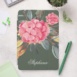 Cubierta De iPad Mini Geranium Green<br><div class="desc">La cubierta cuenta con una vibrante flor rosa de geranio sobre un exuberante fondo verde, que capta el frescor de un jardín floreciente. El contraste llamativo y el detalle intrincado hacen de tu iPad Mini una verdadera obra de arte. Agrega tu nombre, monograma o una inscripción significativa para hacer que...</div>