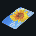 Cubierta De iPad Mini Girasol amarillo y abejas en el cielo azul - Día d<br><div class="desc">Girasol amarillo y abejas en cielo azul - Día de verano - Foto Naturaleza de las flores - También puede personalizar - Elegir / Añadir su foto única - Imagen / Texto - Nombre / Color / Fuente / Tamaño / más - Hacer su regalo especial - Redimensionar y mover...</div>
