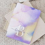 Cubierta De iPad Mini Glam Lilac Gold Resumen Paint Elegante Monograma<br><div class="desc">Personaliza fácilmente este estilo glamoroso de pintura de acuarela lila abstracta y el fondo falso de pulverización dorada con tus detalles personalizados.</div>