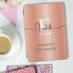 Cubierta De iPad Mini Glam Peach Fuzz Cepillado Metalizado Nombre de Mon<br><div class="desc">Eleva tu estilo tecnológico con nuestro Glam Peach Fuzz Pincelado Monograma Blanco Metalizado iPad Tapa de aire! Esta impresionante cubierta incluye un fondo metalizado de color melocotón con pincel y adornado con un audaz monograma blanco y un elegante nombre de guión negro. Debajo del monograma, puede personalizar su nombre completo...</div>