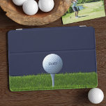 Cubierta De iPad Mini Golfer Dad Golf Ball Monograma Marina Blue Sports<br><div class="desc">Una pelota de golf se sentó en un bote en el green con espacio para el nombre de papá.</div>