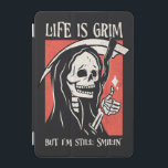 Cubierta De iPad Mini La Vida Es Difícil Y Gracioso Grim Reaper Gracioso<br><div class="desc">Adoptar el humor negro de la vida con nuestra camiseta "La vida es sombría, ¡pero sigo sonriendo"! Directamente desde el más allá, este tee presenta un Grim Reaper sonriente que da su pulgar hacia arriba, un asentimiento sarcástico a la incesante inmoralidad de la vida. Desplácese por los giros de la...</div>