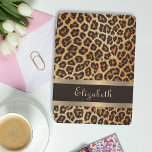 Cubierta De iPad Mini Leopard Pattern Brown y Gold Stripe Nombre elegant<br><div class="desc">Proteja su tecnología en estilo con nuestro patrón Leopard Color marrón y raya dorada Elegante nombre iPad cubierta de aire! Eleva tu iPad Air con esta moda y sofisticada cubierta. Con un lujoso patrón de piel de leopardo de bronce marrón y un glamuroso Relieve metalizado dorado y franja marrón, esta...</div>