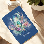 Cubierta De iPad Mini Magical Boho Crystals Dreamcatcher Navy<br><div class="desc">Esta mágica cubierta de boho iPad presenta un gran cristal en forma de lágrima con una hermosa mezcla de colores aguamarina y turquesa. Delicada follaje, cristales colgados y un protector de ensueño en un fondo marino protegen tu iPad con un toque mágico. Personalizada con tu nombre, esta encantadora cubierta te...</div>