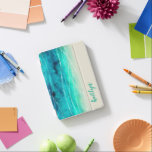 Cubierta De iPad Mini Mares espumosos pintados modernos llaman arena acu<br><div class="desc">mar moderno original y arena con motivos de funda en agua,  azul verde con olas blancas y tonos arena. Personalizar con el nombre de su elección. Ejemplo: Kaitlyn. Obra de arte pintada a mano original con diseño de superposición gráfica de Sarah Trett para www.mylittleeden.com</div>