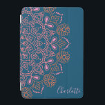 Cubierta De iPad Mini Medalla moderna de Boho Mandala Nombre de guión Ve<br><div class="desc">Un giro moderno sobre un tema clásico de mandala,  de color rosa y naranja,  con un fondo verde azulado oscuro,  personalizado con tu nombre.</div>
