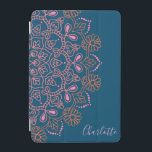 Cubierta De iPad Mini Medalla moderna de Boho Mandala Nombre de guión Ve<br><div class="desc">Un giro moderno sobre un tema clásico de mandala,  de color rosa y naranja,  con un fondo verde azulado oscuro,  personalizado con tu nombre.</div>