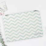 Cubierta De iPad Mini Mint Zig Zag Nombre personalizado<br><div class="desc">portada inteligente para iPad diseñada por personalizados,  con un diseño de zag/chevron en forma de zig de menta pastel con nombre/monograma personalizado.</div>