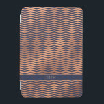 Cubierta De iPad Mini Monograma azul de la Marina Chevron Rosa de cobre<br><div class="desc">Moda Rosa de cobre Relieve metalizado dorado Cubierta de Monograma Azul de la Marina de Chevron con elegante fondo azul oscuro y espacio para su nombre u otro texto personalizado. Fácil de personalizar con texto, fuentes y colores. Creado por el diseñador Zazzle pro BK Thompson © exclusivamente para Cedar y...</div>