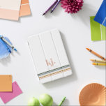 Cubierta De iPad Mini Monograma de bandas retro de moda<br><div class="desc">Un minimalista diseño de monograma con grandes iniciales tipográficas en un tipo de letra clásico con tu nombre abajo y rayas de color arco iris retro de moda. Diseño monocromático a la moda. ¡El diseño es personalizable y adaptable a tu visión! Una gran idea de regalo para cualquier ocasión. Añada...</div>