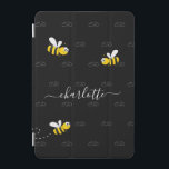 Cubierta De iPad Mini Monograma de humor divertido de verano de abejas c<br><div class="desc">Decorada con abejas alegres, sonrientes, amarillas y negras. Un fondo negro de moda. Personaliza y agrega un nombre y tu monograma, iniciales. El monograma en gris como patrón en el fondo. El nombre está escrito en blanco con una escritura moderna de estilo con letras a mano con toques. Para que...</div>