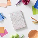 Cubierta De iPad Mini Monograma del Purpurina de chevron de mármol dorad<br><div class="desc">Fondo Rubor con un elegante monograma en la parte inferior con un purpurina de color oro rosa en el centro y un rosa de mármol en la parte superior. Elegante y moda elemento que se puede personalizar muy fácilmente con un cambio de tipo de letra o su color, o simplemente...</div>