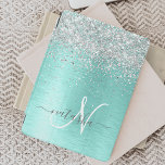 Cubierta De iPad Mini Monograma del Purpurina plateado Metalizado cepill<br><div class="desc">Personalice fácilmente este diseño de diseño de tapa de ipad de moda de moda con purpurina brillante de bonito plateado sobre un verde azulado fondo metálico cepillado.</div>