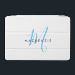 Cubierta De iPad Mini Monograma elegante de escritura azul del cielo bla<br><div class="desc">Elegante portada para iPad Mini con guión azul del cielo blanco moderno. Un elegante guión azul cielo combinado con una limpia fuente san-serif en negro aporta un aspecto contemporáneo.</div>