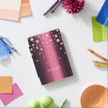 Cubierta De iPad Mini Nombre de los diamantes de Borgoña<br><div class="desc">Un estuche de teléfono elegante,  de chicas y de cristal. Rosa de oro,  diamantes rosados. Gradiente de Borgoña,  fondo metálico. Inserte su nombre,  escrito con un guión de estilo moderno con letras a mano. Letras de color blanco.</div>