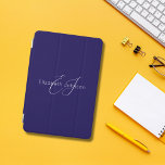 Cubierta De iPad Mini nombre minimalista clásico azul y blanco personali<br><div class="desc">el diseño muestra un nombre de personalizable junto con el nombre de personalizable monograma en caligrafía blanca clásica y tipografía con fondo azul marino.</div>