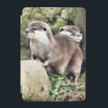 CUBIERTA DE iPad MINI OTTERS<br><div class="desc">Un diseño acuático de un par de pequeñas nutrias muy lindas.</div>