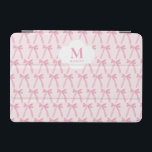 Cubierta De iPad Mini Patrón de arco de coqueta rosada monogramado perso<br><div class="desc">Personalizado este modelo monocromático de cinta de vaca rosada personalizada ipad cover! Con un diseño de proa de moda y patrón de cinta con su monograma y nombre personalizado, esta cubierta de tablet es perfecta para una mujer elegante y experta en tecnología. Un accesorio de moda y funcional, es un...</div>