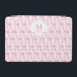 Cubierta De iPad Mini Patrón de arco de coqueta rosada monogramado perso<br><div class="desc">Personalizado este modelo monocromático de cinta de vaca rosada personalizada ipad cover! Con un diseño de proa de moda y patrón de cinta con su monograma y nombre personalizado, esta cubierta de tablet es perfecta para una mujer elegante y experta en tecnología. Un accesorio de moda y funcional, es un...</div>