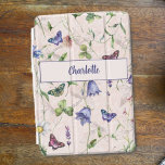 Cubierta De iPad Mini Patrón floral de mariposa Rosa Personalizado<br><div class="desc">Un diseño floral de acuarela de bonito de flores silvestres y mariposas en tonos violetas,  rosas y más,  sobre un suave fondo rosa,  personalizado con tu nombre.</div>