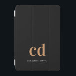 Cubierta De iPad Mini Personalizado elegante moderno con iniciales en mo<br><div class="desc">Un fondo negro de moda clásico. Personalice y agregue sus iniciales de monograma y su nombre. Letras doradas y blancas. Moderna,  moderna y sencilla.</div>