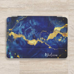 Cubierta De iPad Mini Resumen de mármol azul y oro personalizado<br><div class="desc">Esta impresionante cubierta para tablets iPad presenta un diseño abstracto de lujo de mármol azul y dorado que exuda elegancia y sofisticación. El rico fondo azul profundo se acentúa con las corrientes de ramas de oro metálico, creando un sorprendente contraste visual que llama la atención. La portada puede ser personalizada...</div>