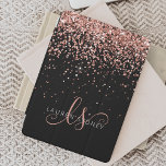 Cubierta De iPad Mini Rosa de lujo Purpurina de oro elegante Monograma<br><div class="desc">Cubierta para iPad monograma elegante del Purpurina de oro Glam Rosa. Personalice fácilmente este diseño de diseño de tapa de tableta de moda con elegante purpurina brillante de oro rosa sobre un fondo negro. El diseño incluye su monograma manuscrito con remolques de bonito y su nombre.</div>