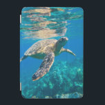 Cubierta De iPad Mini Tortuga marina nadadora<br><div class="desc">Fotografía submarina de una tortuga marina nadando en aguas cristalinas justo debajo de la superficie.</div>
