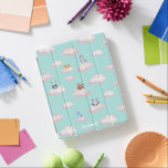 Cubierta De iPad Monograma De Bebés Con Nubes<br><div class="desc">Nuestro "Zorro de Bebé Cute en las nubes" presenta productos en suaves colores pastel con nubes,  globos y ilustraciones de zorro de bebé. El texto se personaliza fácilmente. Consulta nuestra tienda para ver más artículos de esta colección y contacta con nosotros para cualquier petición especial.</div>