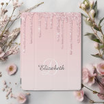 Cubierta De iPad Sparkle Bling Purpurina Pink<br><div class="desc">Añada un toque de brillo y de bling a su estuche ipad con este diseño de efecto goteo purpurina rosado. Presenta su nombre inicial y su nombre en un guión moderno con letras a mano. Una elegante caja de ipad de glamur y gambas.</div>