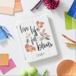 Cubierta De iPad Vivir la vida en una cita motivacional a pleno aug<br><div class="desc">Un mensaje que eleva este diseño moderno con hojas y flores simplistas en una mezcla de colores pastel de bonito y elegante tipografía negra Vida viva en pleno florecimiento sobre un fondo blanco que se puede cambiar a otro si así lo deseas. Personaliza fácilmente con tu nombre.</div>