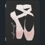Cubierta De iPad Zapatos de ballet suaves personalizados del rosa<br><div class="desc">Proteja su iPad,  iPad-aire,  iPad-mini con esta cubierta suave del diseñador de los zapatos de ballet del rosa de la pendiente con un lugar para poner su nombre/iniciales. Para cambiar la fuente apenas haga clic el "personalizar él" botón.</div>