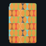 Cubierta Mini para iPad del patrón Naranja moderno<br><div class="desc">Toc, Toc. ¿Quién está ahí? Cubierta Mini del patrón Naranja moderno de mediados de siglo para iPad! Oye, con un diseño tan retro, no necesitas una línea de punzonado. Este diseño, muy moderno, tiene un fondo naranja vibrante y filas de formas gitschy adorables en verde, rojo, turquesa, negro y blanco...</div>