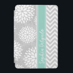 Cubierta Para iPad Mini Aqua y Gray Monograma Chevron y Floral<br><div class="desc">Diseño de patrones jocosos con rayas de chevron de zigzag y flores modernas de crisantemo. Contrastando la cinta de rayas de rugby con el nombre o las iniciales de su monograma personalizado. Pulse en Personalizar (It) para cambiar el tipo de letra y el color de los monogramas y crear uno...</div>