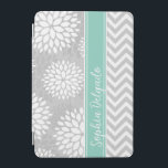 Cubierta Para iPad Mini Aqua y Gray Monograma Chevron y Floral<br><div class="desc">Diseño de patrones jocosos con rayas de chevron de zigzag y flores modernas de crisantemo. Contrastando la cinta de rayas de rugby con el nombre o las iniciales de su monograma personalizado. Pulse en Personalizar (It) para cambiar el tipo de letra y el color de los monogramas y crear uno...</div>