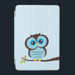 Cubierta Para iPad Mini Búho azul lindo<br><div class="desc">El ilustracion adorable del vector de un búho lindo se encaramó en una rama de árbol en un fondo de los lunares.  Arte por el diseño de Babystar en mygrafico.com</div>