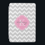 Cubierta Para iPad Mini Monograma del Personalizado de Chevron gris y rosa<br><div class="desc">El estuche para iPad de moda de moda y estilizado presenta un patrón de chevron de zigzag preppy personalizado con su nombre de monograma e inicial en un marco de quatrefoil giratorio. Haga clic en Personalizar para cambiar los tipos de letra y los colores del texto para crear un diseño...</div>