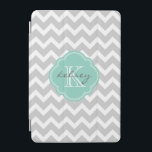 Cubierta Para iPad Mini Monograma del Personalizado Gris y Aqua Chevron<br><div class="desc">El estuche para iPad de moda de moda y estilizado presenta un patrón de chevron de zigzag preppy personalizado con su nombre de monograma e inicial en un marco de quatrefoil giratorio. Haga clic en Personalizar para cambiar los tipos de letra y los colores del texto para crear un diseño...</div>