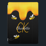 Cubierta Para iPad Pro Abejas de burbujas miel negra goteo monograma<br><div class="desc">Un elegante fondo negro y alegres abejas sonrientes. Decorado con miel dulce y dorada goteando. Personalice y agregue su nombre y sus iniciales de monograma,  letras doradas y blancas. El nombre se escribe con un guión de estilo con letras a mano.</div>
