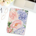 Cubierta Para iPad Pro Acuarela Azul Rosa Hydrangea Peony Spring Floral<br><div class="desc">Pruebe su iPad con nuestra cubierta floral color azul rosado Hydrangea Blue. Una deliciosa mezcla de hidrangea azul,  peonía rosada y rosa en pastas suaves,  llevando la belleza de la primavera a tu equipo. ¡Una protección elegante que florece con elegancia floral!</div>