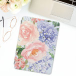 Cubierta Para iPad Pro Acuarela Azul Rosa Hydrangea Peony Spring Floral<br><div class="desc">Pruebe su iPad con nuestra cubierta floral color azul rosado Hydrangea Blue. Una deliciosa mezcla de hidrangea azul,  peonía rosada y rosa en pastas suaves,  llevando la belleza de la primavera a tu equipo. ¡Una protección elegante que florece con elegancia floral!</div>